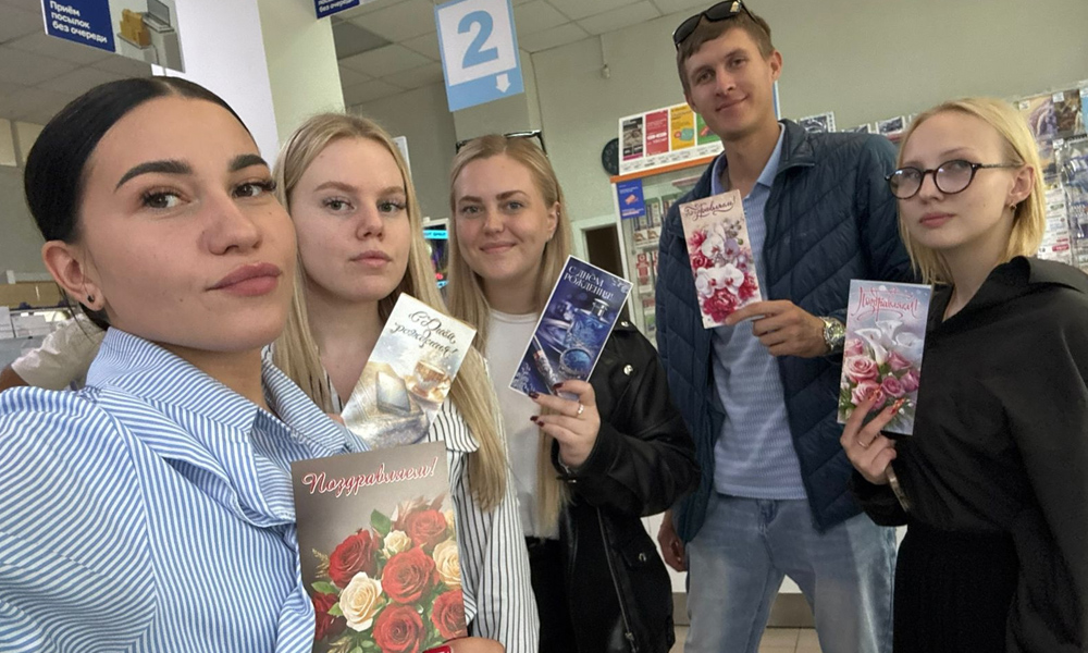 Омские железнодорожники отправили 400 открыток одиноким пенсионерам