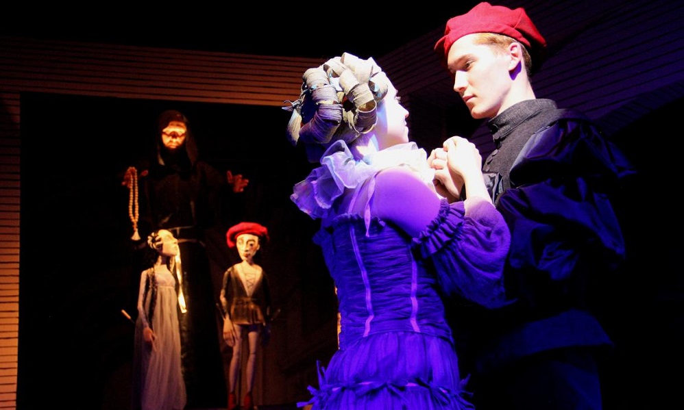 В омском театре кукол репетируют трагедию Шекспира «Ромео и Джульетта» (12+)