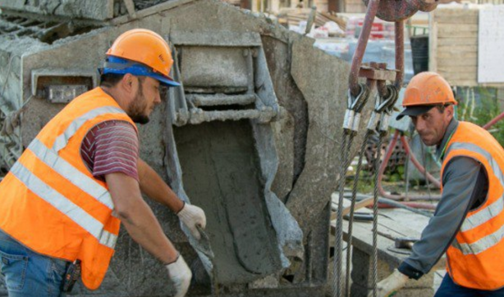 В Омске активно достраивают проблемный дом на Перелёта, 2