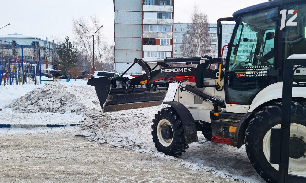 В Омске дорожные службы убирают снег после метели 