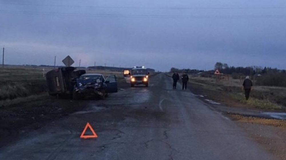 На трассе в ДТП погиб пожилой омич и пострадали дети