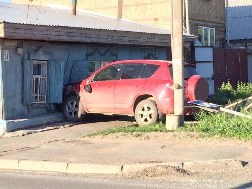 В Омске частный дом на одной из магистралей протаранила иномарка
