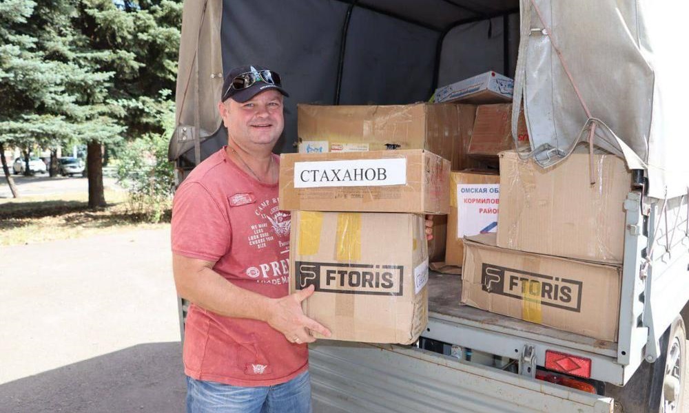 Омичи отправили дружескую посылку юным спортсменам Стаханова