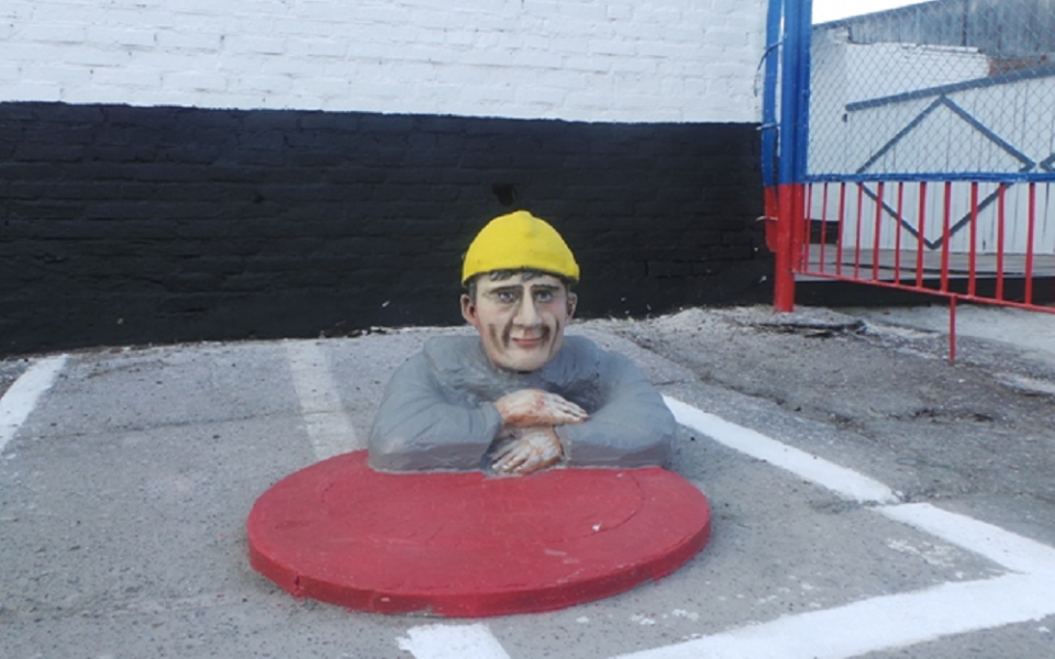 Осуждённые омской ИК № 12 изготовили свою версию скульптуры «Степаныч»