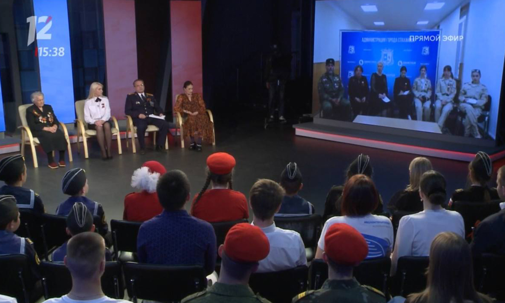 В прямом эфире программы 12 канала «Диалог с героями» (12+) был проведён телемост с подшефным Стахановым