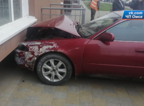 В Омске два авто врезались в магазин и многоэтажку