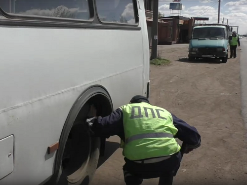 Омские госавтоинспекторы выявили неисправные пассажирские автобусы