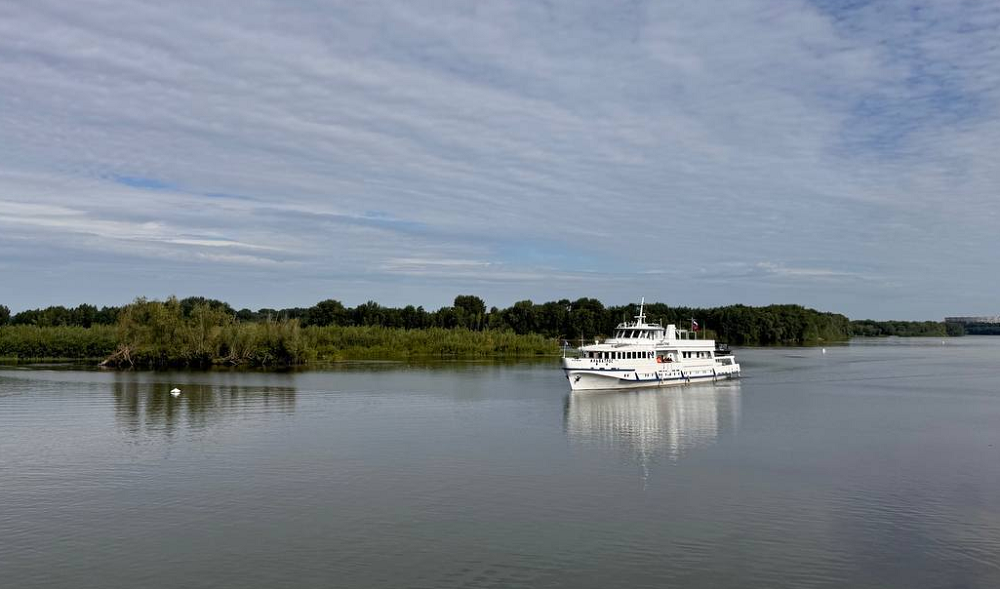 Губернатор Виталий Хоценко с командой изучает логистический потенциал казахстанской части Иртыша