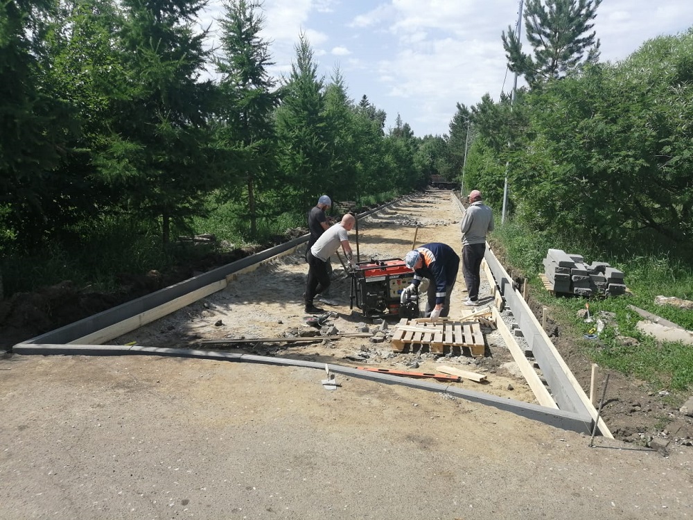 Сотрудники мэрии взяли на проверку образцы камня и плитки из сквера Молодожёнов 