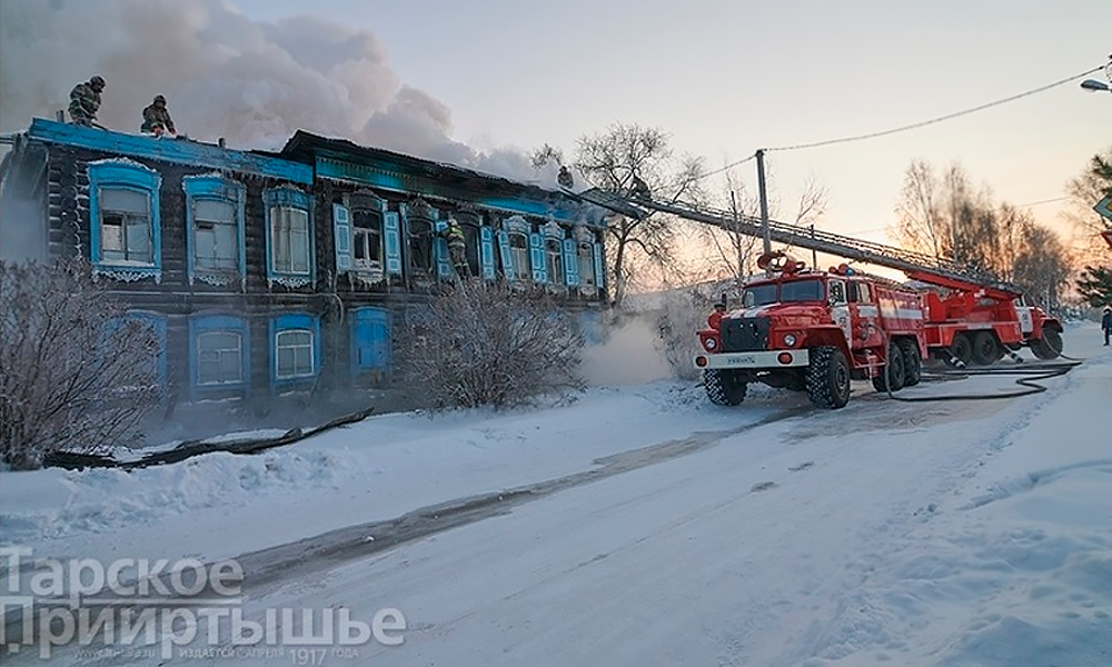 В Таре сгорел столетний дом
