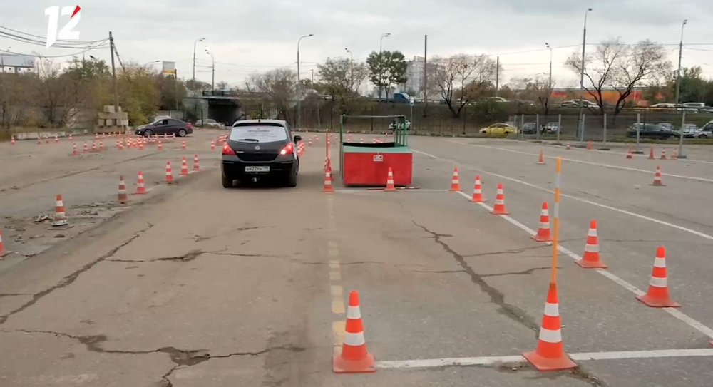 Омскую автошколу обязали освободить участок от платной парковки 