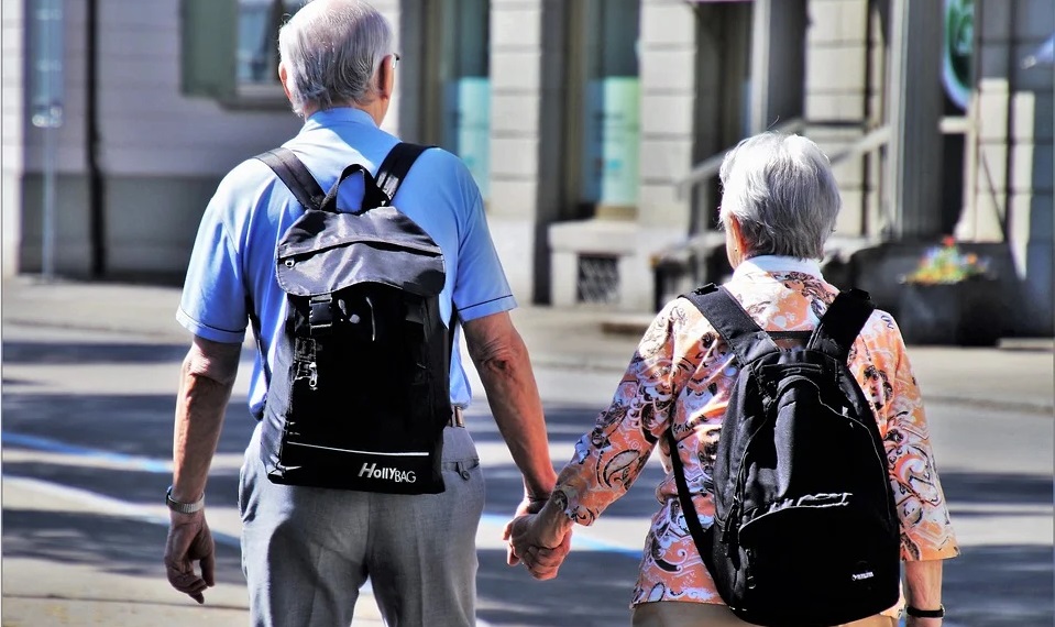 Омские пенсионеры играют свадьбы и путешествуют