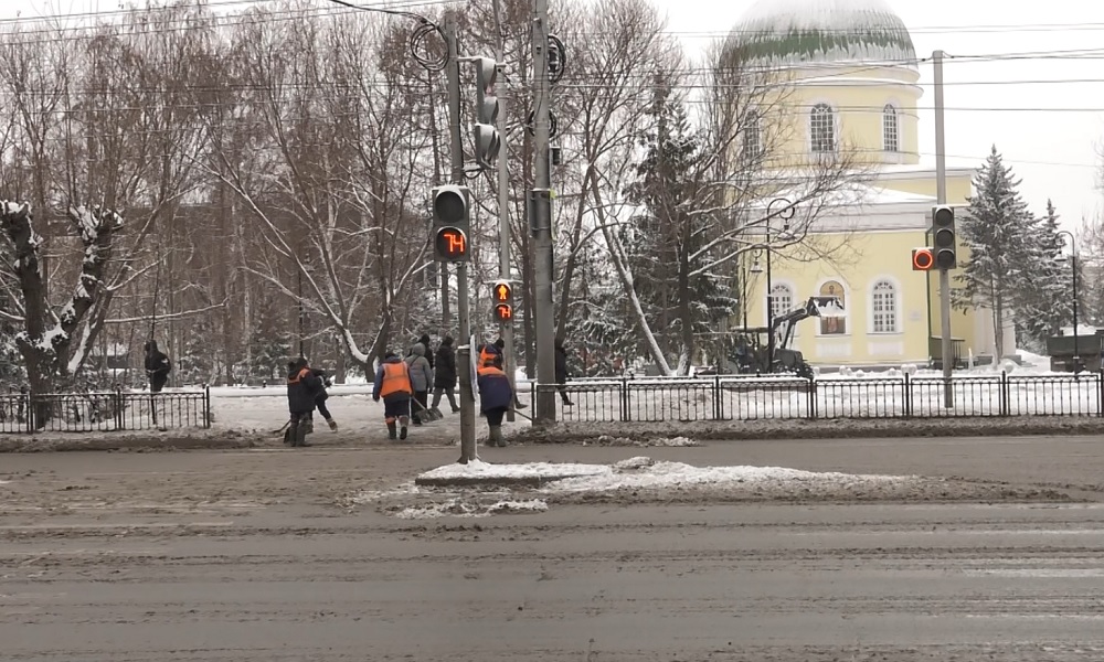 Омские сотрудники УДХБ очищают от снега дороги
