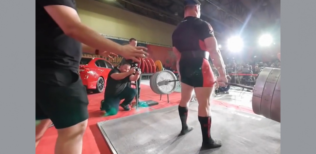 Омич Михаил Шивляков готовится выступить на международном турнире стронгменов