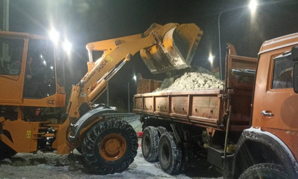 За сутки с дорог, остановок и пешеходных зон в Омске убрали более 6100 кубометров снега