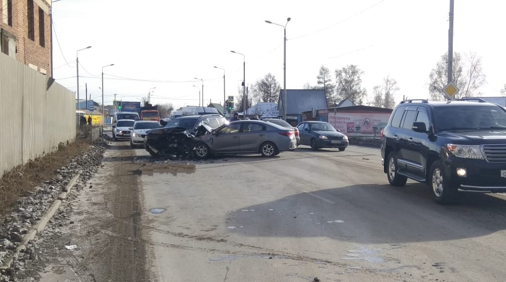 Один человек погиб и двое пострадали: в Омске случились ДТП на Красноярском тракте и улице Бархатовой