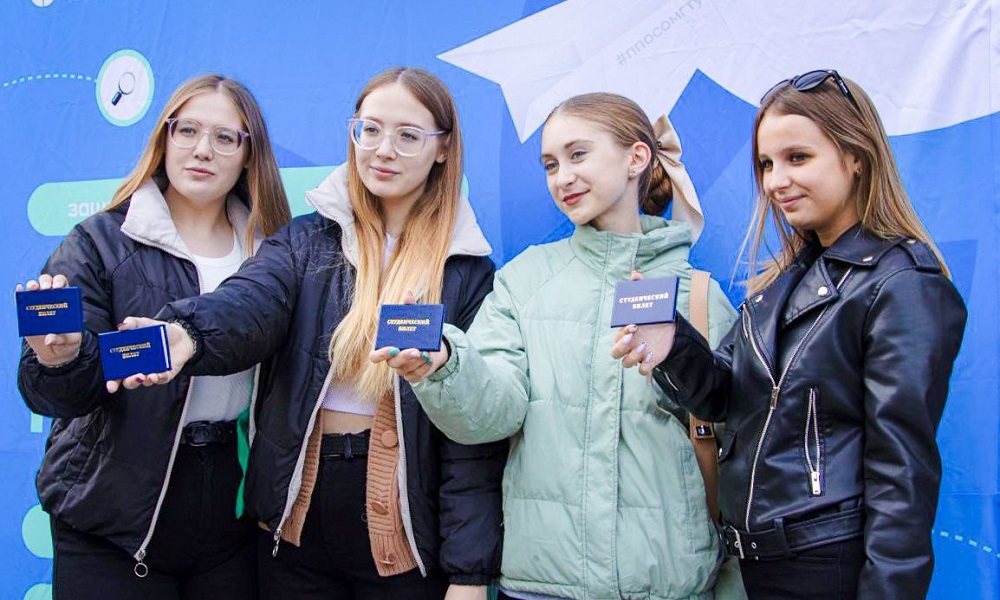 В коллежи и техникумы Омской области в этом году зачислили около 18 тысяч первокурсников