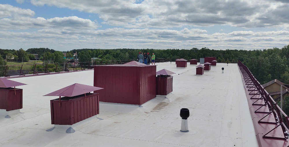 В селе Красноярка Омского района отремонтировали крышу многоквартирного дома 