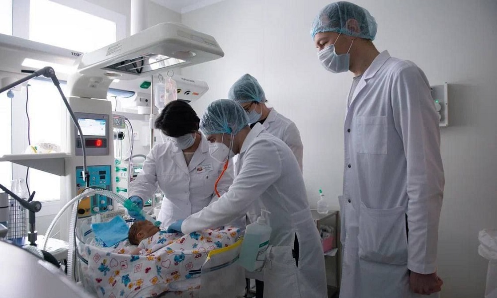 Омские врачи помогли спасти мальчика, который родился с раком крови