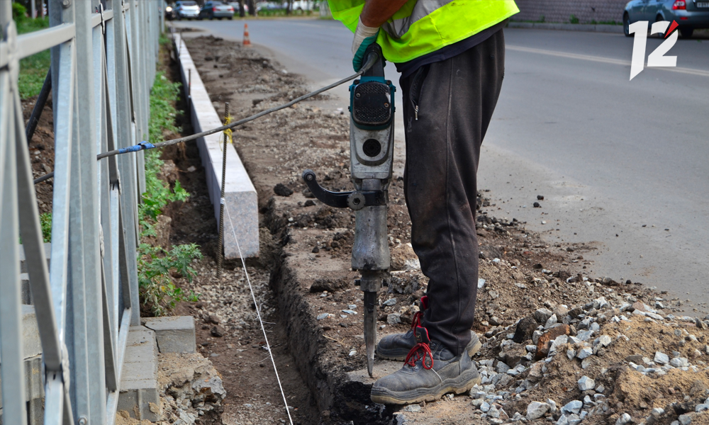 В Омской области оштрафовали подрядчика за срыв ремонта тротуаров