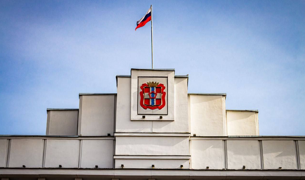 Виталий Хоценко сообщил, что в Омске детям-сиротам передали ещё 34 квартиры в новых домах 