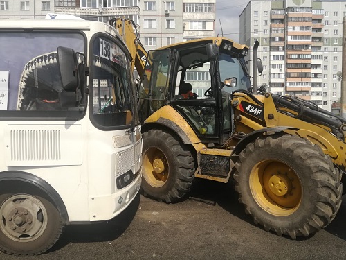 В Омске трактор врезался в пассажирский ПАЗ