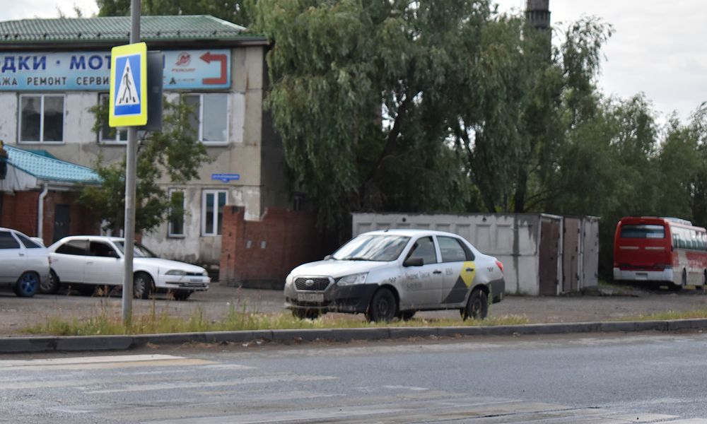Омского таксиста будут судить за поддельные водительские права