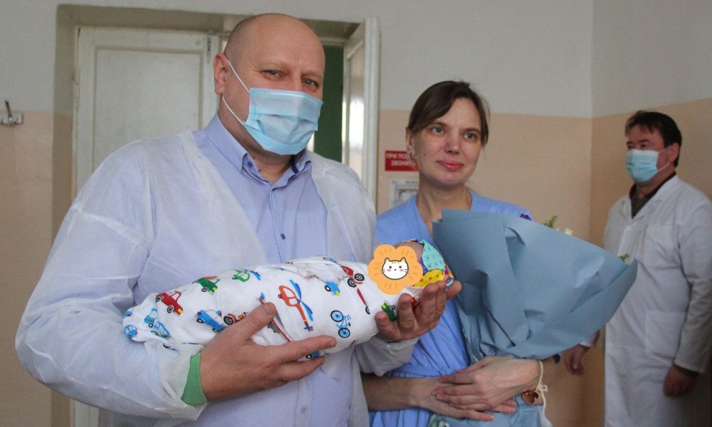 Мэр Сергей Шелест подержал на руках ребёнка, родившегося первым в Омске в 2024 году