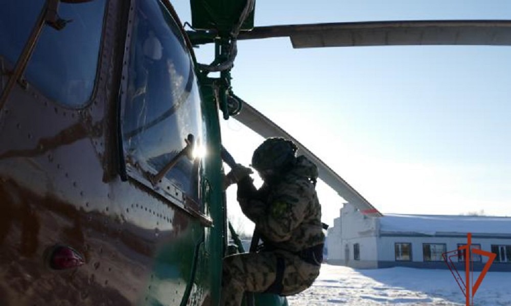 В Омске сотрудники ОМОН «Штурм» Росгвардии отработали десантирование с вертолёта