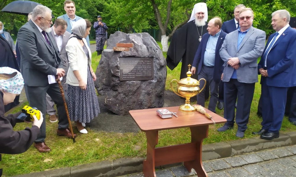В Оптиной пустыни в основание памятника Ф. М. Достоевскому заложили кирпичи из Омской крепости