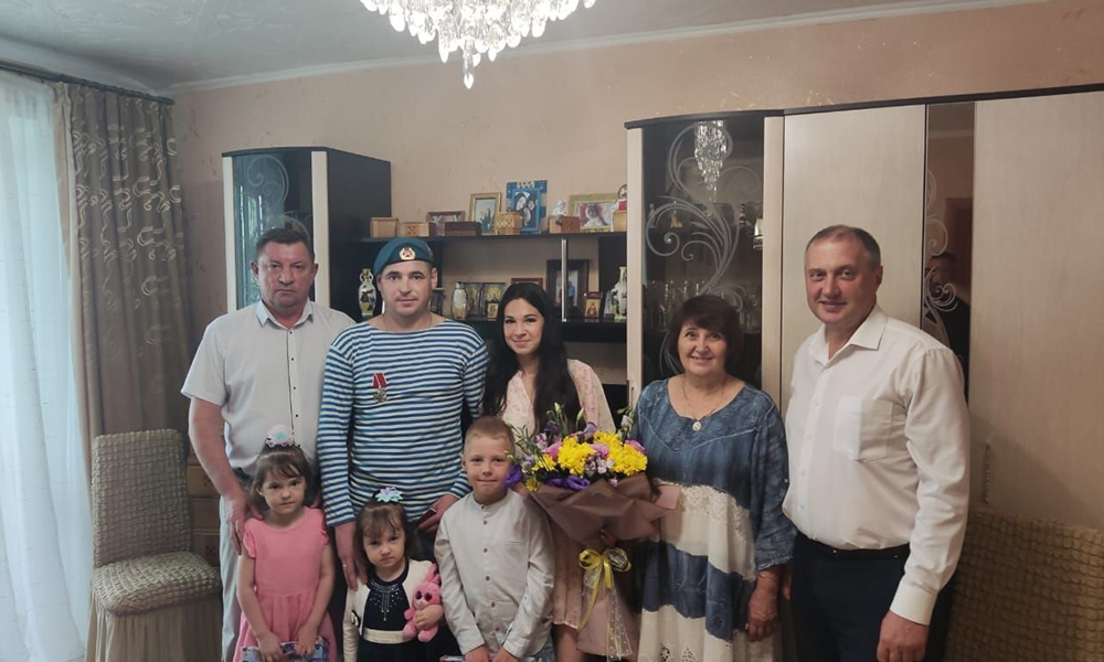 Вячеслав Бусс вручил участнику СВО Вячеславу Лифенцеву орден Мужества