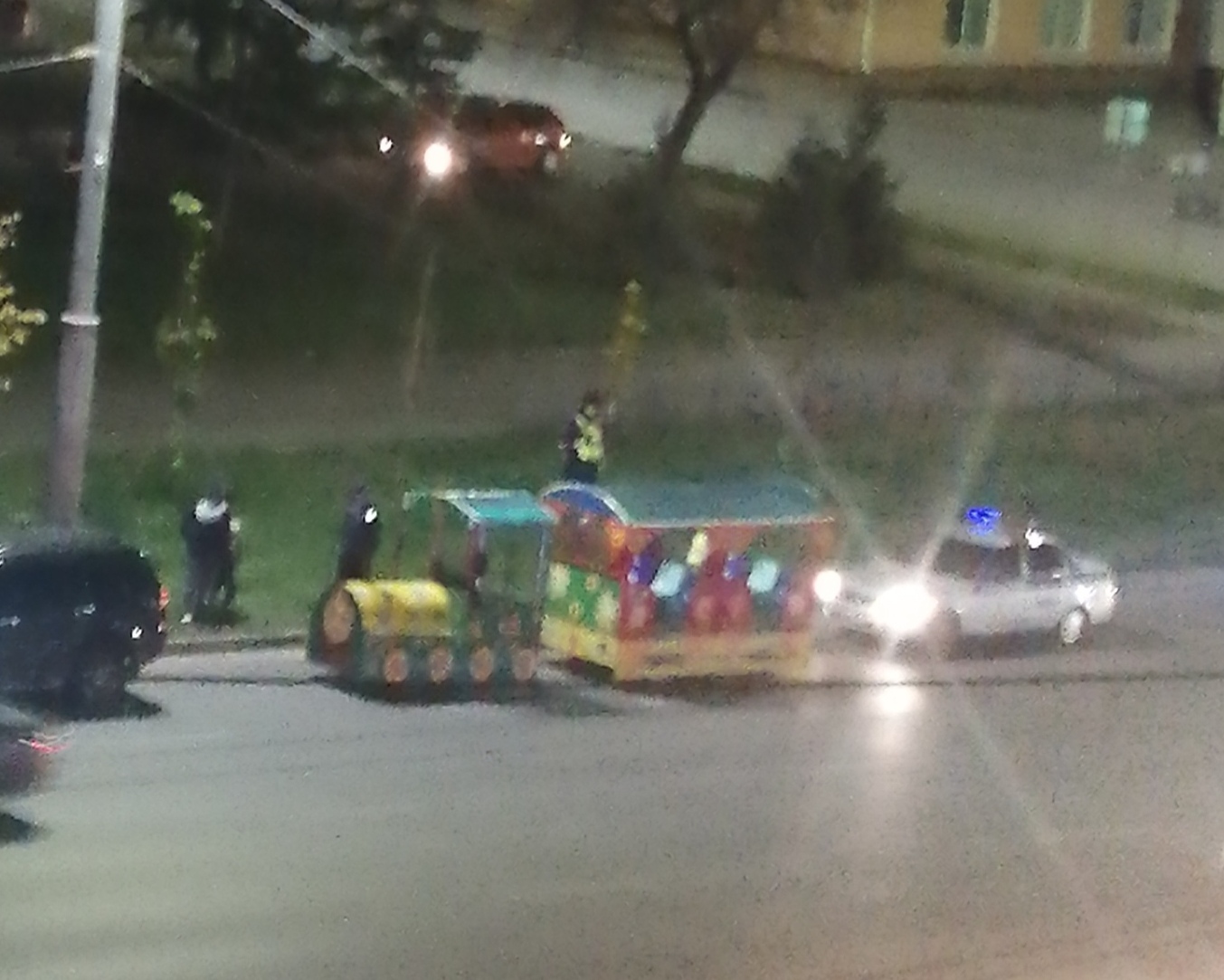 В центре Омска сотрудники ГИБДД остановили детский паровозик