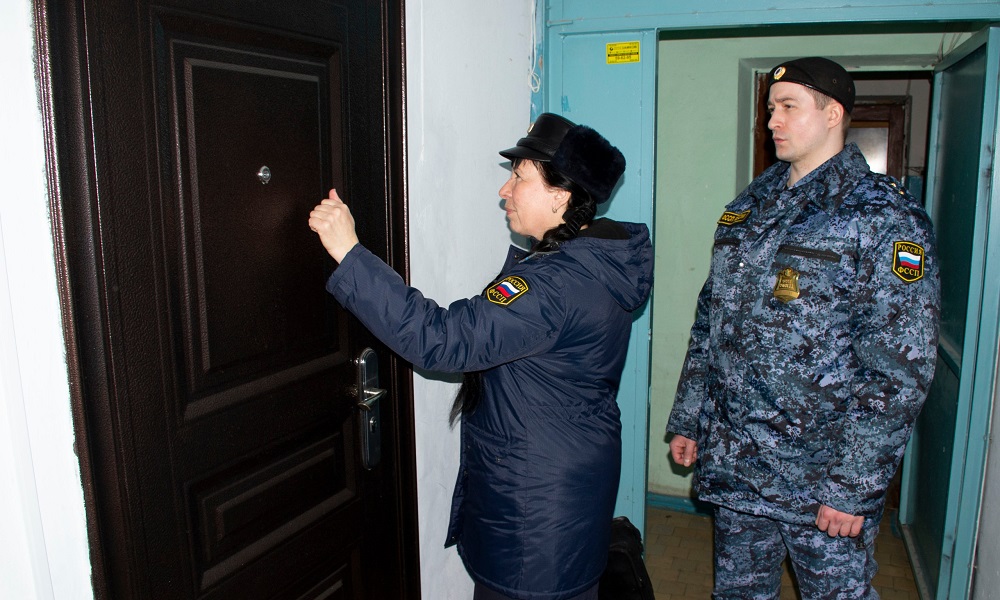 В Омской области мужчина прятался от приставов под курткой