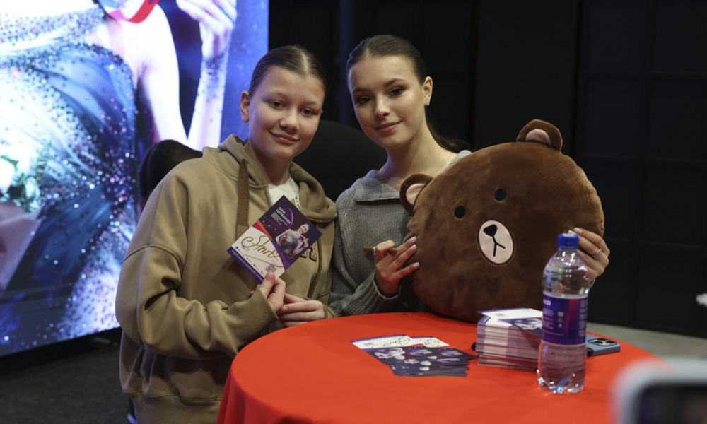 В Омске состоялась автограф-сессия с именитыми спортсменами в рамках чемпионата России по фигурному катанию 
