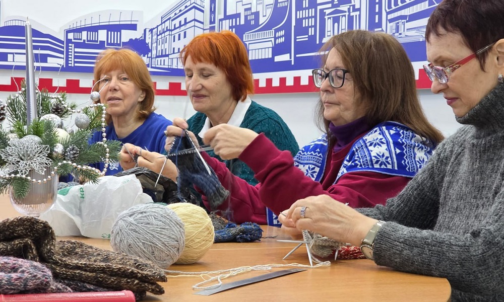 «Серебряные» волонтёры объединились, чтобы связать 100 пар носков для участников СВО ко Дню защитника Отечества