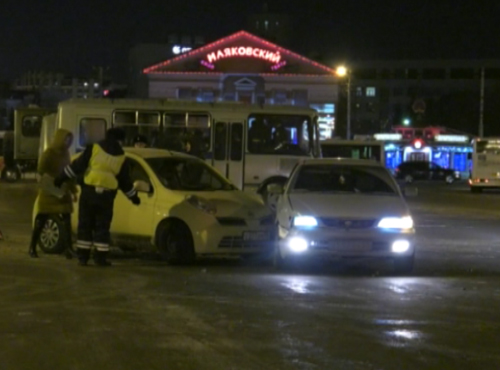 На Соборной площади Омска столкнулось три авто