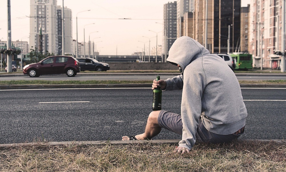 Медики смогли осмотреть агрессивного и пьяного омича только после появления росгвардейцев 