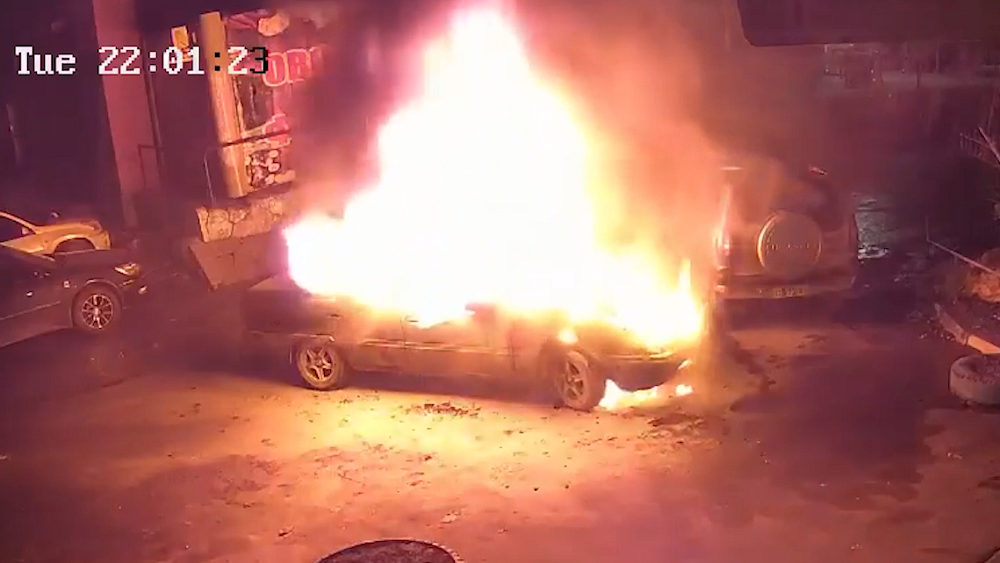 Сразу семь пожарно-спасательных машин тушили в Омске горящий автомобиль