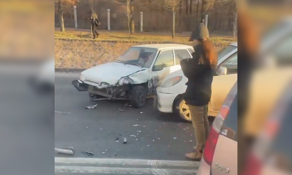 В Омске на Красном Пути столкнулись сразу пять машин