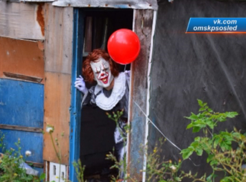 Жуткий клоун Пеннивайз ждёт омичей в открытом люке