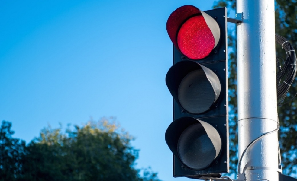 Работу омского светофора на пересечении проспекта Королёва и улицы Берёзовой изменили
