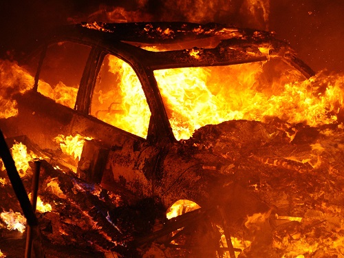 В одном из центральных дворов Омска одновременно сгорело три внедорожника