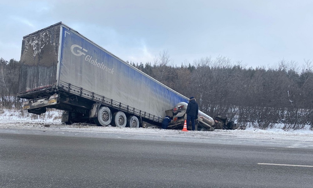На трассе Тюмень – Омск столкнулись два грузовика, одного из водителей госпитализировали [ФОТО]