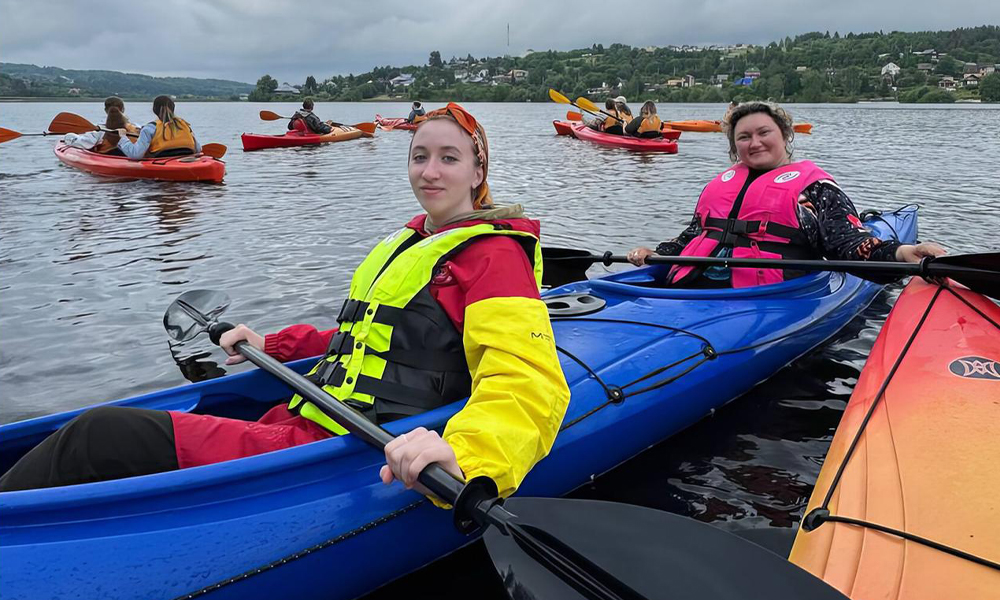 Омские блогеры приняли участие в заплыве по реке Каме в День молодёжи 