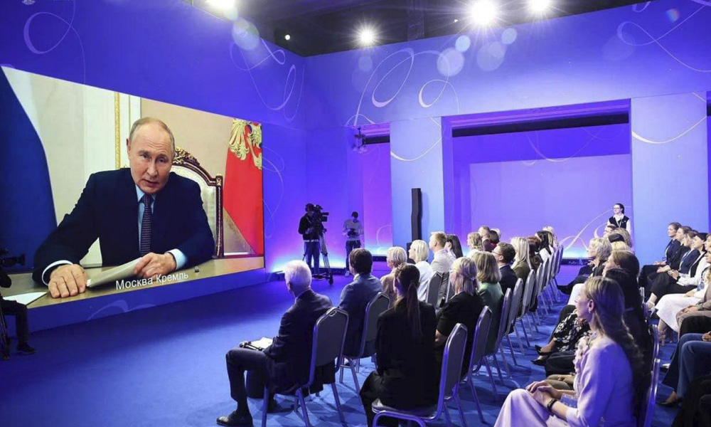 Владимир Путин провёл встречу с финалистами всероссийских педагогических конкурсов