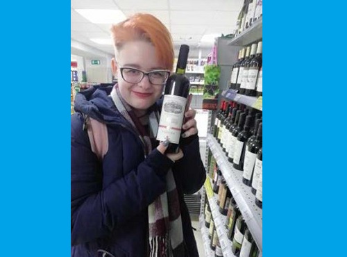 Полицейские ищут 16-летнюю омичку в очках, которая могла уехать в Красноярск