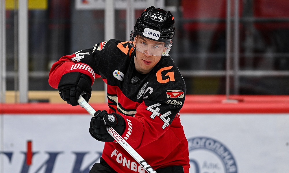 Защитник Дамир Шарипзянов остаётся в омском «Авангарде» до 2030 года