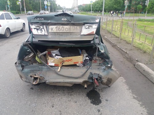 Пьяный омич на Renault влетел в Nissan и скрылся