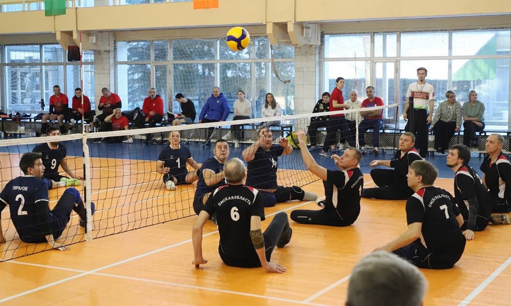 В Омске 25-й раз проходит всероссийский турнир по волейболу сидя