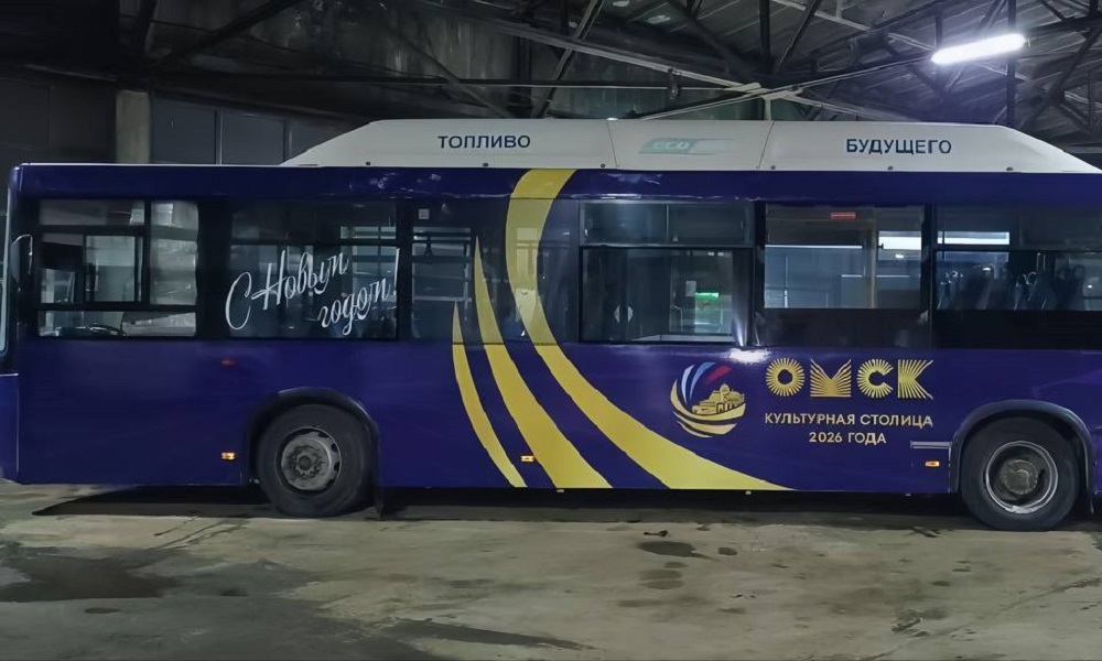 На омские улицы вышли новогодние брендированные автобусы